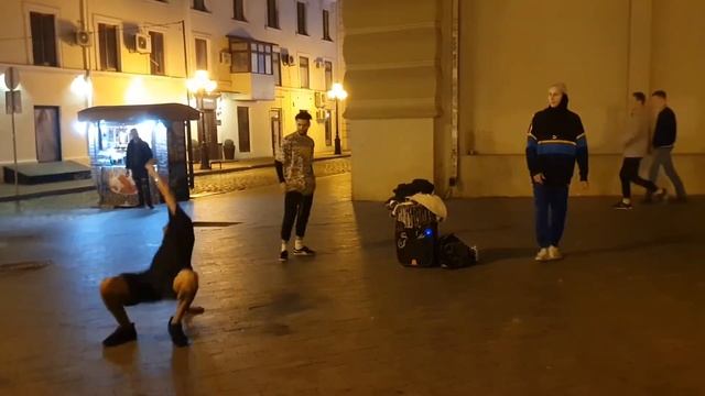 Танец №2.Уличные танцы. Одесса. Дерибасовская./Street dance. Odessa. Deribasovskaya. Dance number 2 смотреть онлайн