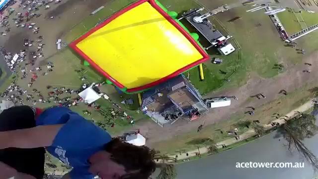 Экстремальные прыжки с вышки на батут смотреть онлайн