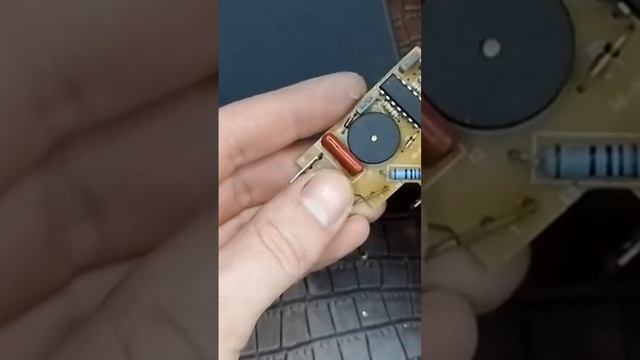 Жучок с содержанием драгоценных металлов на плате бытовой электроники #ЗОЛОТО #ЛАТУНЬ #БРОНЗА #ПЛАТ смотреть онлайн
