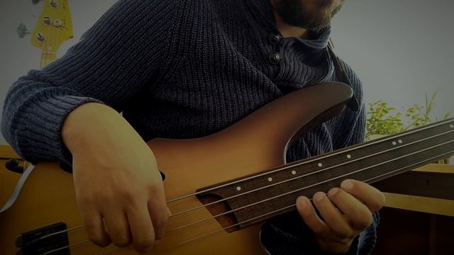 Bach: Gigue - Cello Suite No.1 On a Fretless Bass (ibanez srh500f) смотреть онлайн