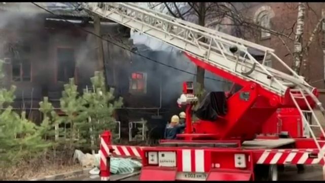 В центре Ярославля загорелся деревянный дом смотреть онлайн