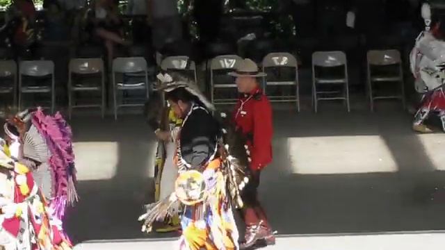 Приветственный танец индейцы и RCMP смотреть онлайн