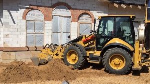 Экскаватор-погрузчик CAT 444 - планировка участка возле дома