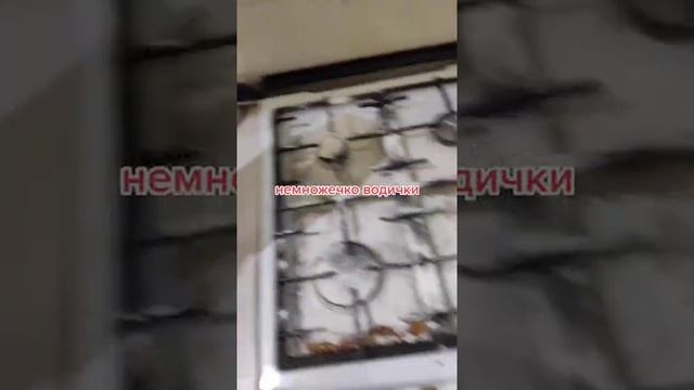 как быстро и дёшево помыть плиту #лайфхак #уборка #чистим #сода #рек смотреть онлайн