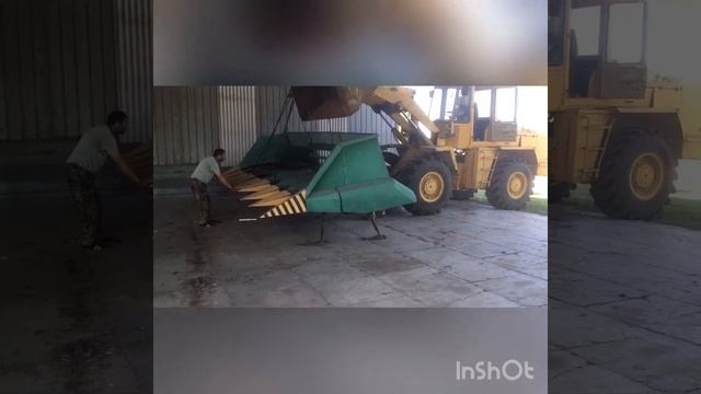 Работа кипит полным ходом расчищаем склад и место под навесом и готовим комбайны!