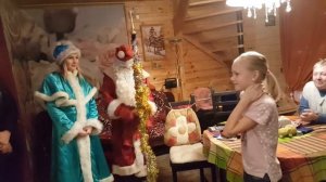 Это я дед мороз и снегурочка пришли в гости они мне подарили паза спосибо