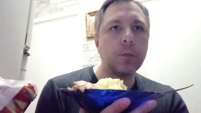 КУШАЮ ЖАРЕНУЮ КУРИЦУ С КАРТОШКОЙ ПЮРЕ И РАЗГОВАРИВАЮ СО СВОЕЙ ДЕВУШКОЙ ПО ВИДЕО СВЯЗИ смотреть онлайн