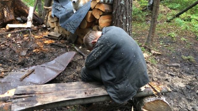 Избушка в лесу на угодьях,ребята жгут.