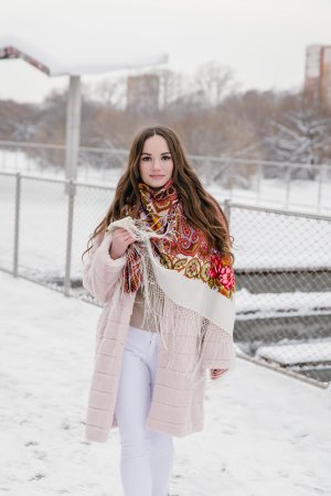 Многоцветная шаль из уплотненной шерстяной ткани с шелковой бахромой "Василиса", рисунок 1370-1