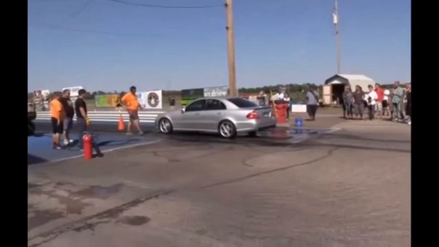 Crazy burn out W-211 E-63 and E-55 AMG extreme drift and engine on fire смотреть онлайн
