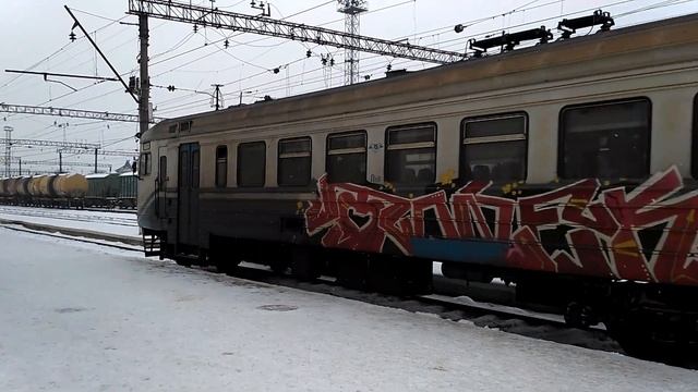 Электропоезд ЭР2Т-7246 прибывает на станцию смотреть онлайн