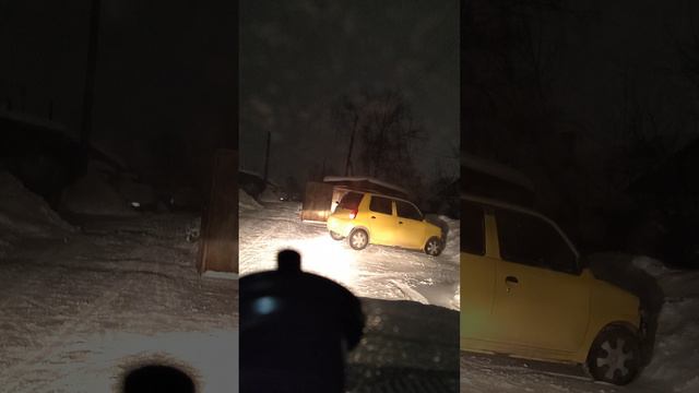 неадекватная женщина.если поставить машину , то она выбегает и открывает ворота, хочет выехать смотреть онлайн