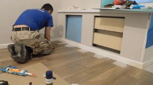 Установка полиуретанового плинтуса