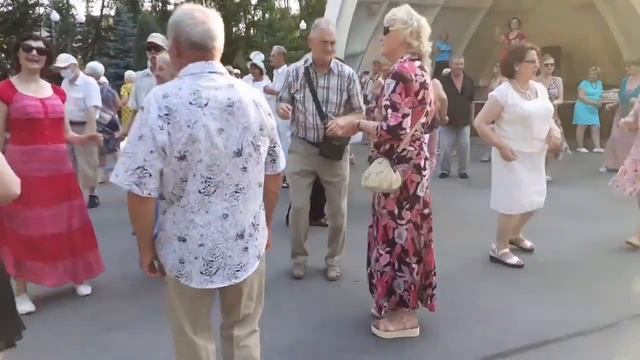 С РОЗОЮ КРАСИВОЮ! ТАНЦЫ В ПАРКЕ ГОРЬКОГО ХАРЬКОВ СЧАСТЛИВЫЕ ДНИ смотреть онлайн