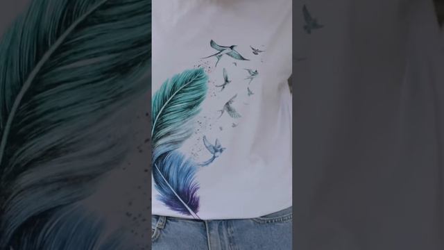 Женская футболка от бренда LYOUBEMOVE.