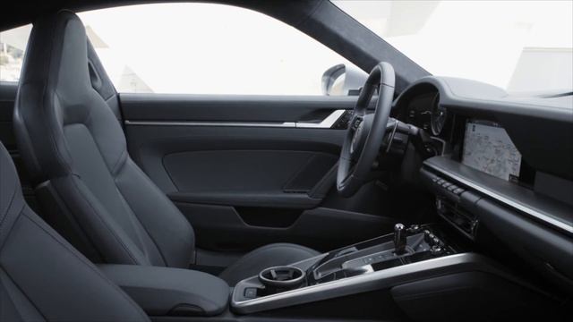 На лицо привычные, новые внутри. Porsche 911 почти стал электрокаром!