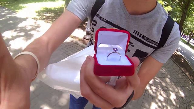 СДЕЛАЛ ПРЕДЛОЖЕНИЕ ДЕВУШКЕ - ОНА СКАЗАЛА ДА!!! смотреть онлайн