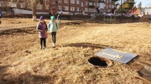 В открытый люк провалился мальчик.