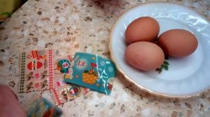 Варим яйца на пасху в луковой шелухе