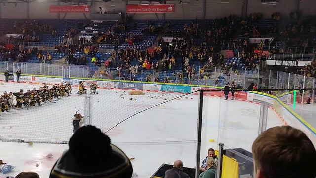 KEV Krefeld vs. EV Landshut (03.12.2023): Ehrenrunde für Lucas Lessio (#38) und Felix Bick (#31) смотреть онлайн