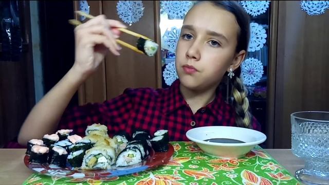 МУКБАНГ|РОЛЛЫ?НЕУДАЧНАЯ ДОСТАВКА?БОЛТОВНЯ..