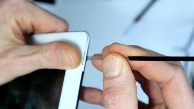 How to Remove Broken Headphones from Your iPad & Other Devices смотреть онлайн