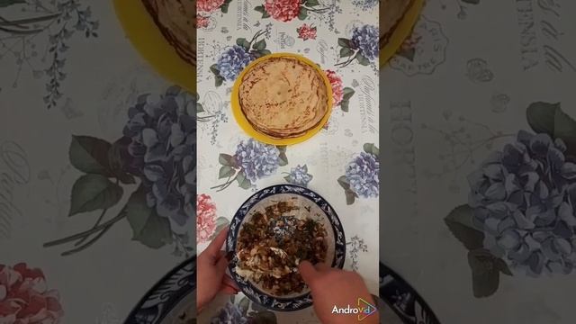 Блинчики с курицей - самое то! Сделать их можно очень легко...