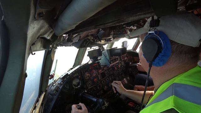 Подход, уход на второй круг и посадка АН-26 в Могадишо(Сомали). смотреть онлайн