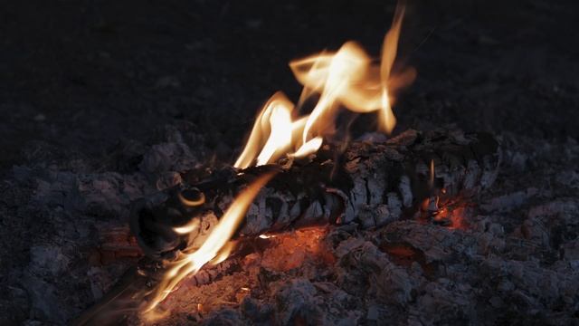Ночной костёр на берегу реки... смотреть онлайн