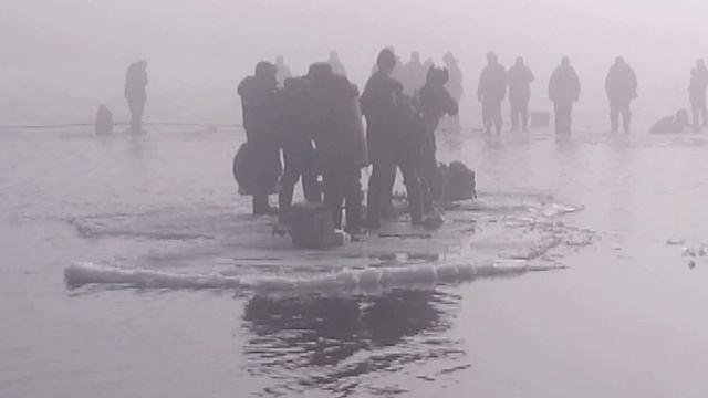 Оторвало лёд.Рыбаки спасали себя сами.На берегу помогали пожарные. смотреть онлайн