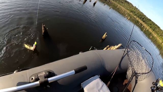 Ловля щуки в коряжнике, Рыбалка на спиннинг, Опасное место для лодки смотреть онлайн