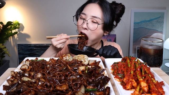 ?매콤 해물 쟁반짜장? 실비 파김치 ? 군만두는 필수! Black bean noodle ジャージャー麺 炸醬麵 ?spicy kimchi? смотреть онлайн