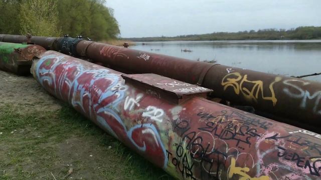 Заброшенный конвеер возле реки. смотреть онлайн