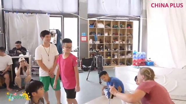 Climb with 9-year-old Bobby in Wenzhou, Zhejiang смотреть онлайн