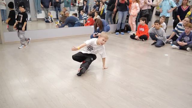 финал опыт до 3 лет (7-9) bboy Amba vs Петеля - "СЛОЕНЫЙ ПИРОГ" break dance battle смотреть онлайн