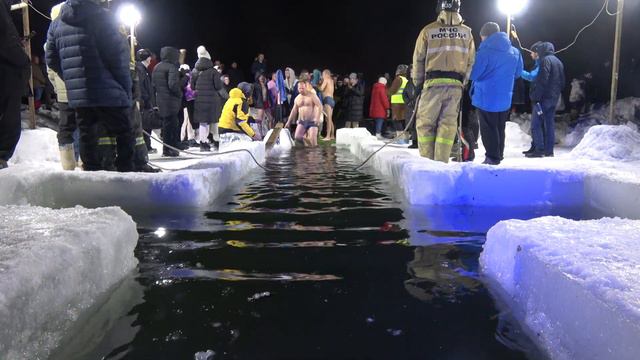 19 01 2022 Белые Столбы Крещенские купания на Глубоком смотреть онлайн
