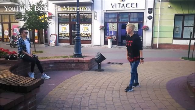 Настя с подружкой разминаются перед танцами на улице! смотреть онлайн