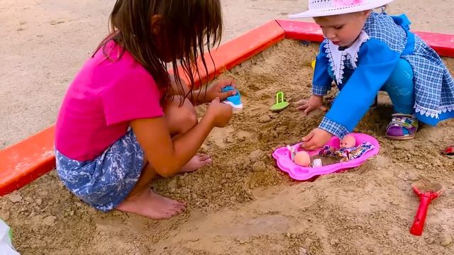 ✿Видео для детей. На прогулке, катается на новом самокате...On the walk , play and ride a scooter.. смотреть онлайн