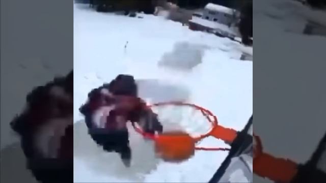 Guy dunks on ice-skates (loud) #shorts смотреть онлайн