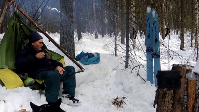 Таёжный костёр ( полубочка ) жарим рыбу. смотреть онлайн