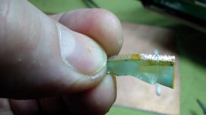 ЖК телевизор не показывает, вертикальные полосы. Пайка шлейфа матрицы к плате паяльником.