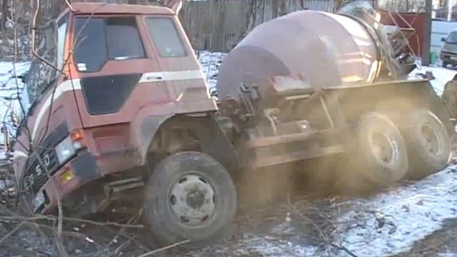 Груженый цементовоз улетел в кювет смотреть онлайн