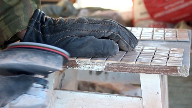 Резка наружных углов мозаики по 45 градусов. Заусовка. смотреть онлайн