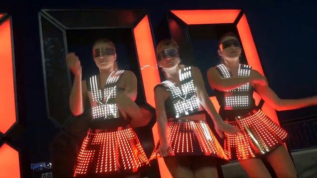Venus Mirror dress with LED pixels | I'm your fire at your desire.. смотреть онлайн
