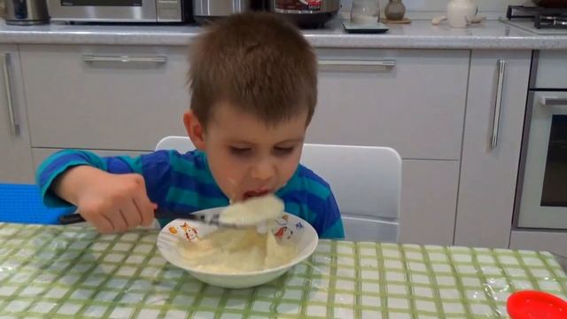 Ярослав решил подкрепиться!Прикольное видео Yaroslav eats Funny video смотреть онлайн