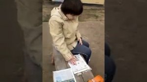 кто такие дети-аутисты? на прогулке.мама снимает.