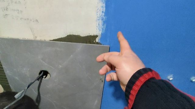 Укладка крупноформатного керамогранита / Монтаж плитки на стены смотреть онлайн