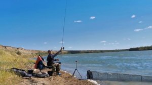 Фидер на сильном течении. Ловля ЛЕЩА на САЛО и ПЕНОПЛАСТ. Рыбалка 2022.