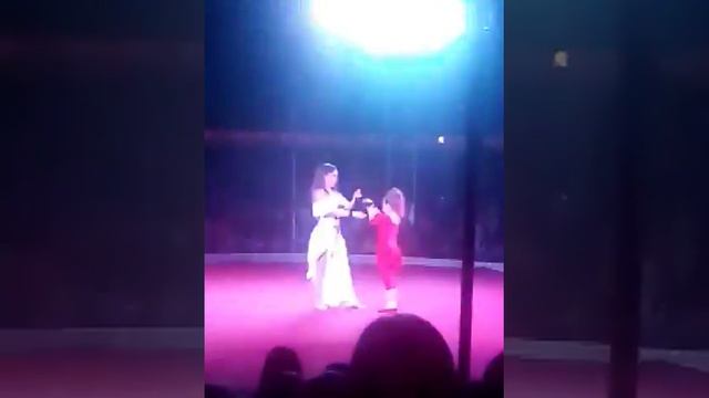 Цирк Шапито. 7-ми летняя девочка, воздушная гимнастка. смотреть онлайн