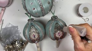 Елочные шары своими руками. Работа со стразами и цепочкой